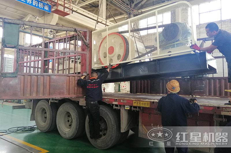 雙輥式破碎機裝車準備發貨