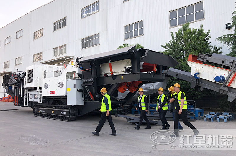 廣東清遠(yuǎn)用戶來廠參觀移動破碎機(jī)