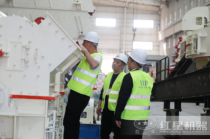 客戶來廠考察細(xì)碎機