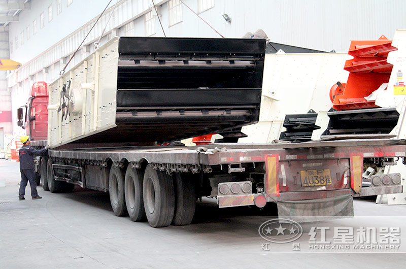 客戶訂購的原振動(dòng)篩裝車現(xiàn)場